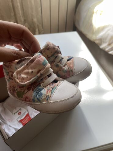 zara kids: Az istifade olunub. 19 razmerdir. LC waikiki'den alinib