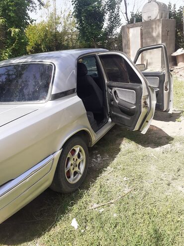 Digər avtomobillər: Gümüşü rəngdə olan bu sedan, klassik dizaynı və rahat interyeri ilə — 7