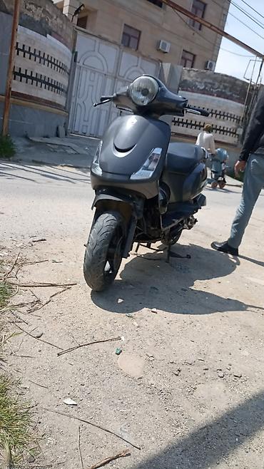 əlcek: Qara rəngdə şəhər üçün ideal skuter/scooter. Xüsusiyyətlər: - Geniş — 1