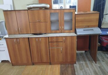 Mətbəx mebeli: Mətbəx mebeli satılır. Qiymət 260 azn. Ölçü 2.50sm, üzərində moyka