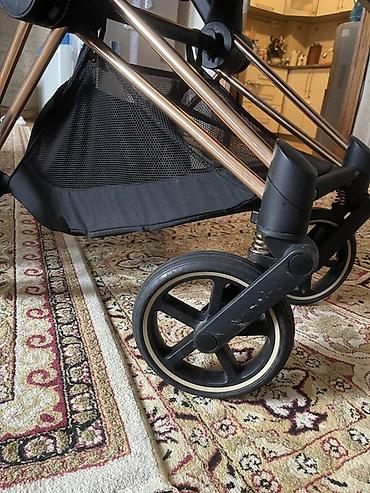 ам ням: Прогулочная коляска Cybex (линейка Priam 4— фирменная эмблема и бренд — 7