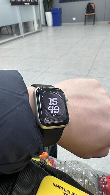 Смарт-часы Apple Watch с прямоугольным сенсорным дисплеем и боковым