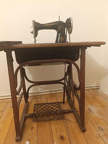 gitara temiri: Ayaq pedalı ilə işləyən köhnə tip tikiş maşını və taxta stolüstü — 1