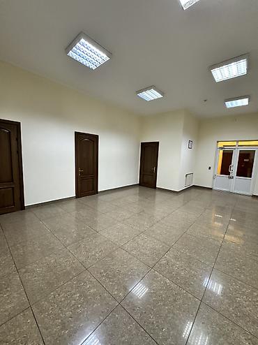 Аренда офисов: Сдаю Офис целиком: 300 м², В жилом комплексе, С ремонтом, Первая линия, С отдельным входом, С отдельным санузлом — 23