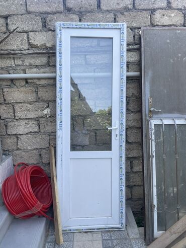 lalafo plastik qapi pencere: PVC qapı - Material: Ağ rəngli PVC profil - Dizayn: Yuxarı hissəsi
