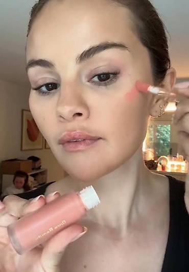 щеки: Rare Beauty Soft Pinch Liquid Blush (оттенок Bliss, матовый) - Жидкие — 3