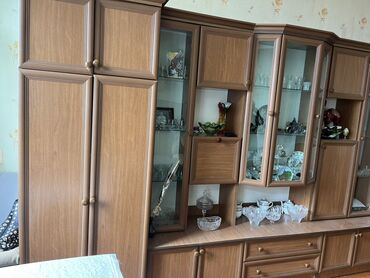 Quruducular: Bu mebel divarı qəhvəyi rəngdədir və müxtəlif saxlama imkanları təklif