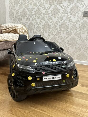 Uşaq üçün elektrik maşınları: Qara rəngli, Range Rover markalı uşaq elektrik avtomobili. Avtomobilin