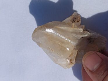 Kristali i minerali: Ovaj prirodni mineralni uzorak prikazuje kombinaciju zemljanih tonova — 14
