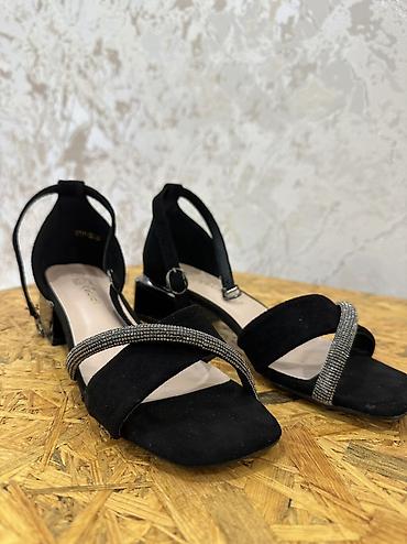 Босоножки, сандалии, шлепанцы: Продам стильные босоножки Состояние: как новые, надевались только один — 9