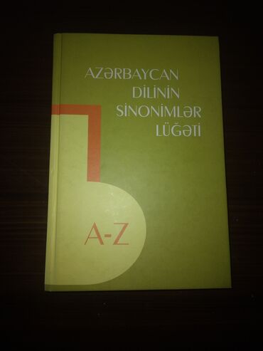 11 ci sinif ədəbiyyat kitabı: Azərbaycan dilinin sinonimlər lüğəti. Qiymət 5 Azn Kitabın içərisi