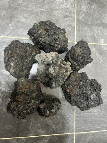 dekor kafel: Məhsul: Təbii vulkanik lav daşları (şlak/püskürmə daşları) akvarumda