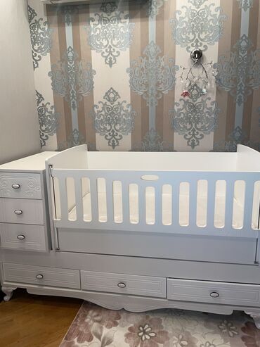 Beşiklər: Oğlan və qız üçün, Yeni, Dördbucaq, Beşik, Matras ilə, Yellənmə mexanizm ilə — 4