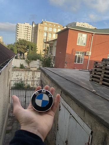 kardan balans: BMW loqolu avtomobil nişanı / emblemi. Dairəvi formalı emblem BMW-nin — 4
