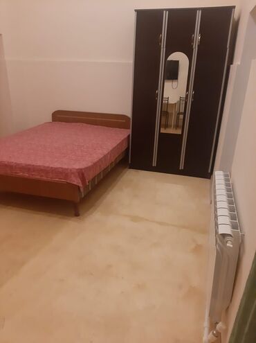 Mənzil kirayələyirəm: 1 otaqlı studiya tipli mənzil interyeri - Geniş zal və pərdə ilə — 9