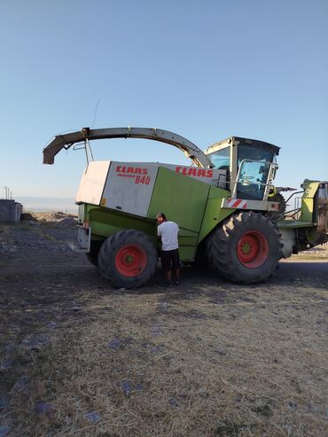 грабли роторные: Мощный кормоуборочный комбайн Claas Jaguar 840, предназначенный для
