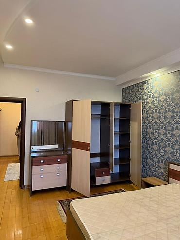 Спальные гарнитуры: Спальный гарнитур в современном стиле Состав комплекта: - Кровать — 12