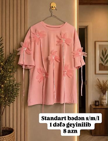 şəkli: Pudra-çəhrayı rəngdə qısaqoll T‑şört. Ön və qollarda həcmli tül çiçək — 1