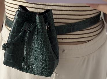 bel canta: Tünd yaşıl rəngdə, timsah teksturalı bel çantası (belt bag). Kompakt — 1