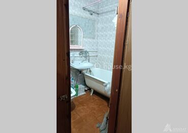 продаю квартиру 4 микрорайон: 2 бөлмө, 49 кв. м, 104-серия, 3 кабат, Косметикалык ремонт