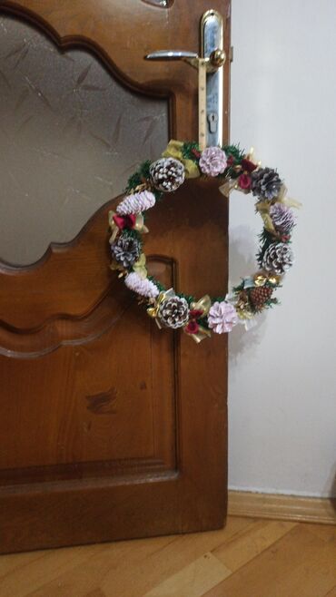 Yeni il oyuncaqları və bəzəkləri: Yeni il/qış temalı qapı bəzəyi – əl işi. Təsvir: - Dairəvi şam — 2