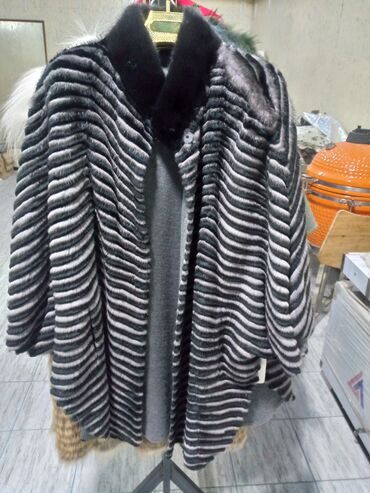 Шубы: Женские изделия из меха с поперечной полосой - Варианты — 1