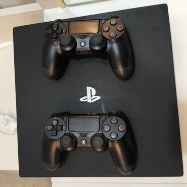 PS4 (Sony Playstation 4): Yaxşı vəziyyətdədi içində 10-a yaxın məşur oyunlardan var proşivkalı — 1