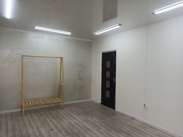 аренда офисов бишкек: Сдам офис, с ремонтом, первая линия, 2й этаж, доступно 24/7. Район