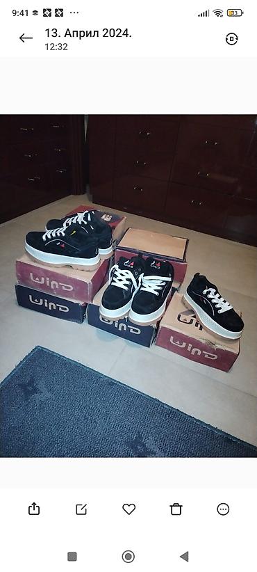 Ugaone garniture: Nameštaj – više artikala 1) Drvena vitrina sa staklenim krilima – — 26