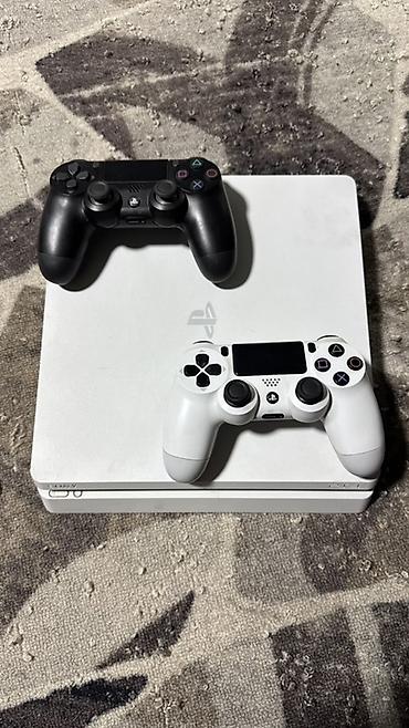 Sony PlayStation 4 Slim (белая) с двумя беспроводными геймпадами