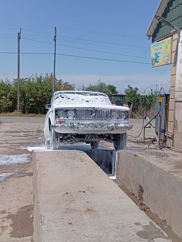 сапог мерс грузовой: Bu ağ rəngli Lada avtomobili, gündəlik istifadə və etibarlı nəqliyyat