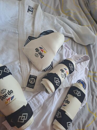спортивный комплект: Комплект кимоно щитки 1000 сом
