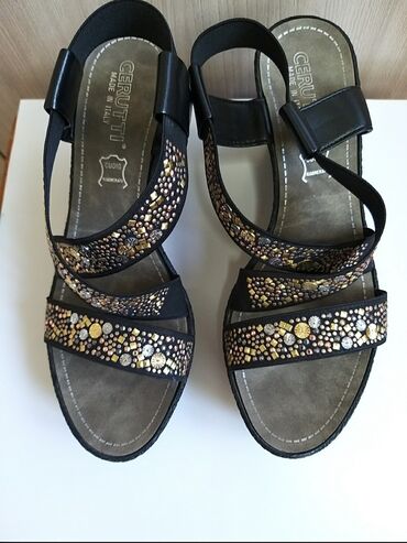 черная обувь: Продаю женские босоножки произ-во Италия раз 38.Цена 1800сом