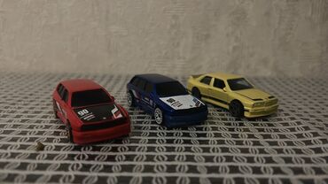 Avtomobil modelləri: Məhsul: Hot Wheels miqyaslı (təxminən 1:64) BMW temalı die-cast model — 1