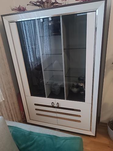 Ağ-qəhvəyi rəng palitrasında şüşəli vitrin şkafı - Material: sürüşmə lalafo.az -da Ağ-qəhvəyi rəng palitrasında şüşəli vitrin şkafı - Material: sürüşmə