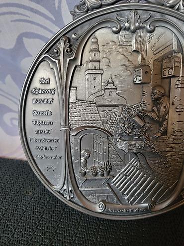 paviljoni forma ideale: Zidna plaketa Zinn,kalaj Carl Spitzweg iz 70ih.godina. Nemacka — 8