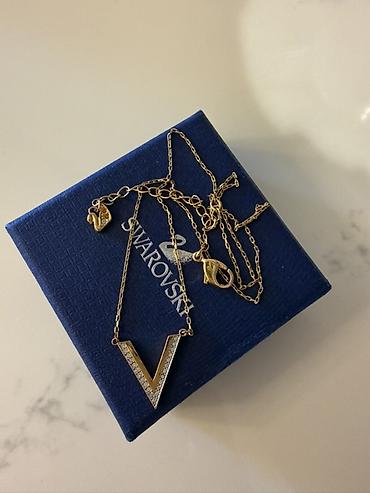 a herifi: Swarovski “V” kulonu – klassik və zərif dizayn
- Brend: Swarovski — 1