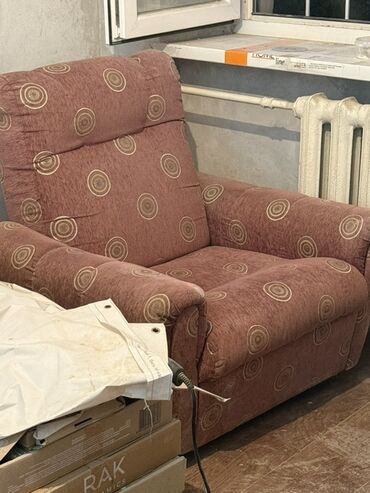 кресло в спальню: Кресло мягкой обивкой из ткани. Дизайн предусматривает широкие