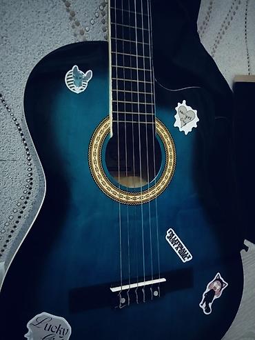 zeng ucun gitara: Mavi rəngli klassik gitara – kəsik korpus (cutaway) dizaynlı. - — 3