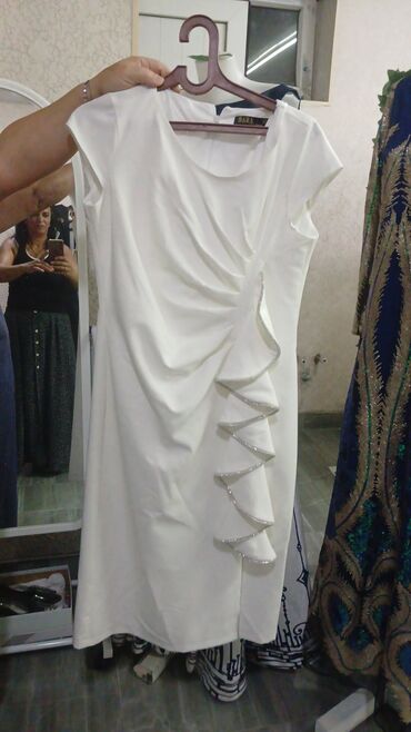 санки тюбинг: Zərif ziyafət və mərasim geyimləri kolleksiyası - Ağ rəngli, qısa