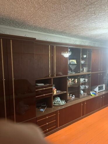 шкафы для посуды: Секция стенка для гостиной в классическом стиле. - Материал