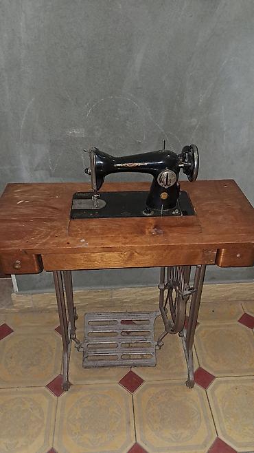 elektrik skuter: Antik pedallı tikiş maşını və taxta masa-stend - Klassik mexaniki — 2