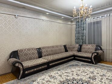 шкаф для офис: Бурчу бар диван, Жастыктар менен