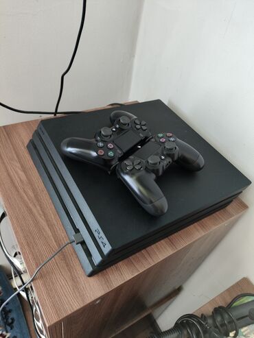 плайстейшин 4: Игровая консоль PlayStation 4 Pro черного цвета, модель "PRO"