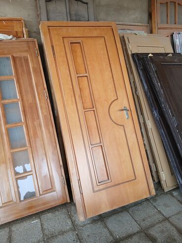 Otaq qapıları: 6 ədəd otaq qapıları satılır.4 dünün ölçüsü eni 90 sm.hündürlüyü 2.10