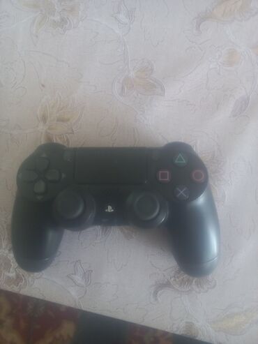 PS4 (Sony Playstation 4): PS4 AKlass Pultu. Hər şey iştiyir. Pult və sarj kabel bir yerdə