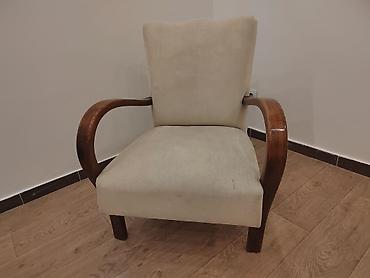 ikea ormari za sobu: Stilska fotelja sa elegantnim zakrivljenim drvenim rukonaslonima i — 4