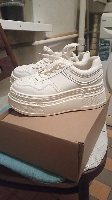 Кроссовки и спортивная обувь: Белые женские кроссовки с перфорацией и шнуровкой. Модель имеет — 11