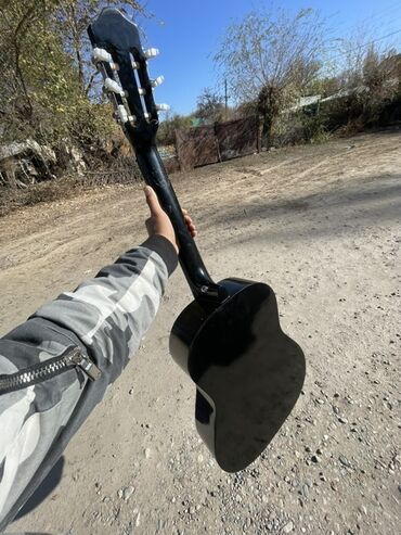 гитара арзан: Классическая гитара, корпус и гриф в черном глянцевом цвете