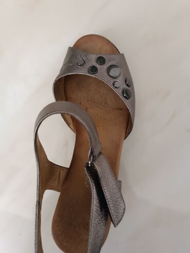 обувь женские бу: Продаю кожаные.размер 37 босоножки.каблук 4см.очень удобные.носила